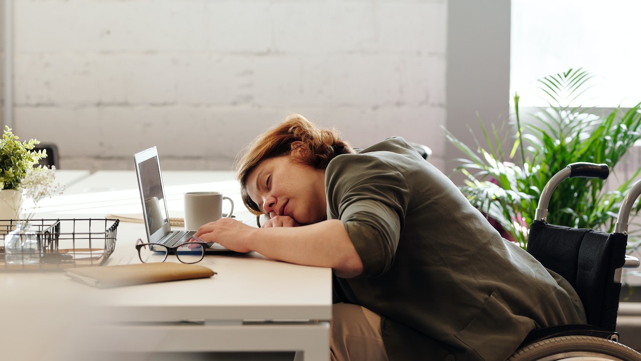 8 Healthy Tips to Combat Sleepiness at Work